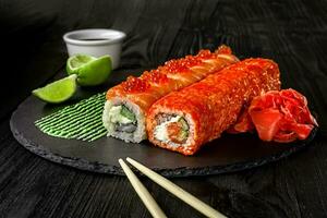 Filadelfia rodar Sushi con salmón, pepino, crema queso. Sushi menú. japonés alimento. foto