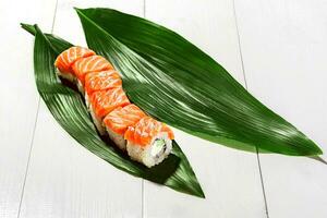 Filadelfia rodar Sushi con salmón, pepino, crema queso. Sushi menú. japonés alimento. foto