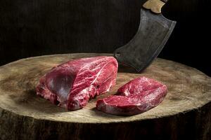 jugoso crudo carne de vaca filete en de madera mesa foto