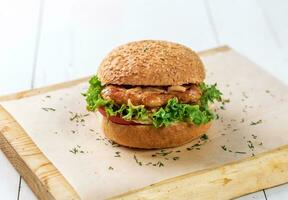 de cerca de hogar hecho hamburguesa en de madera tablero foto