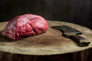 jugoso crudo carne de vaca filete en de madera mesa foto