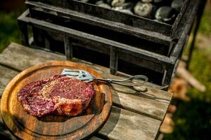 un grueso tira filete siendo A la parrilla al aire libre foto