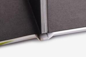 abierto, alto calidad foto libro con tapa dura, en vistoso cubrir en blanco estudio antecedentes. cerca arriba, Copiar espacio