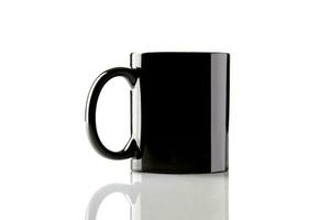 negro cerámico taza para café o té en lustroso superficie aislado en blanco antecedentes. burlarse de arriba, modelo para anuncios marca área. cerca arriba, Copiar espacio foto