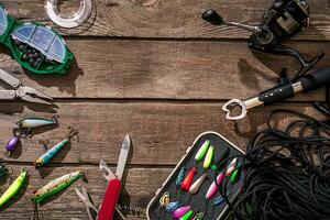 pescar entrada - pescar hilado, pescar línea, manos y señuelos en de madera antecedentes. foto