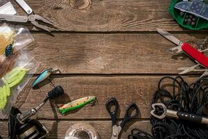 pescar entrada - pescar hilado, pescar línea, manos y señuelos en de madera antecedentes. foto