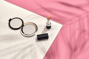 de moda De las mujeres productos cosméticos y accesorios. plano poner. rosado y blanco antecedentes. sombra desde un palma hoja foto