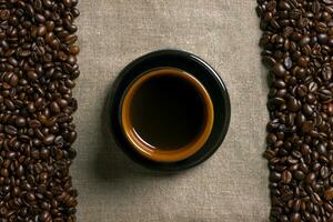 café frijoles y café taza en un arpillera antecedentes foto