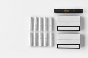 nuevo Generacion negro electrónico cigarrillo, dos paquetes y diez palos de calor aislado en blanco. publicidad área. calefacción tabaco sistema. cerca arriba foto