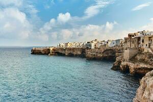 hermosa paisaje de polignano un yegua, pueblo en el provincia de barí, puglia. foto