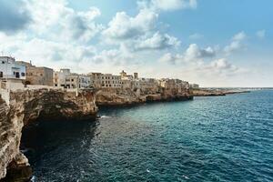 hermosa paisaje de polignano un yegua, pueblo en el provincia de barí, puglia. foto