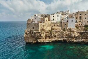 hermosa paisaje de polignano un yegua, pueblo en el provincia de barí, puglia. foto