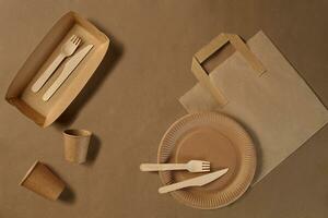 eco simpático desechable vajilla. biodegradable arte platos. reciclaje concepto. además usado en rápido alimento, restaurantes, comida para llevar, picnics. de cerca. foto