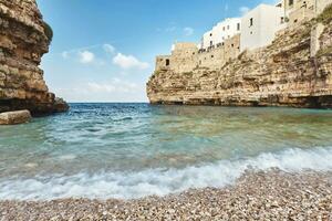 hermosa paisaje de polignano un yegua, pueblo en el provincia de barí, puglia. foto