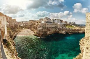 hermosa paisaje de polignano un yegua, pueblo en el provincia de barí, puglia. foto