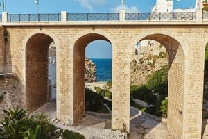 hermosa paisaje de polignano un yegua, pueblo en el provincia de barí, puglia. foto