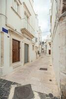 ver de el antiguo pueblo de martina franca con un hermosa casas pintado en blanco. foto