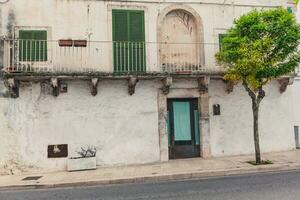 ver de el antiguo pueblo de martina franca con un hermosa casas pintado en blanco. foto