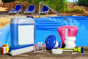 equipo con químico limpieza productos y herramientas para el mantenimiento de el nadando piscina. foto