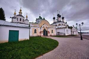 cinco cúpulas ruso ortodoxo Iglesia con un campana torre. foto