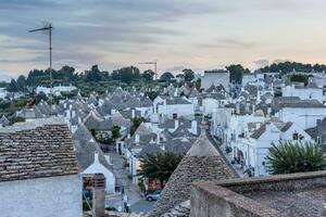 hermosa pueblo de alberobello con trulli casas entre verde plantas y flores, apulia región, del Sur Italia. foto