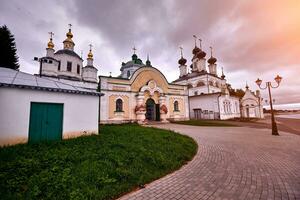 cinco cúpulas ruso ortodoxo Iglesia con un campana torre. foto