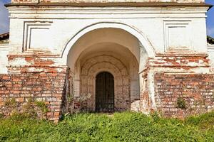 bloqueado de madera puerta de el antiguo ortodoxo Iglesia foto