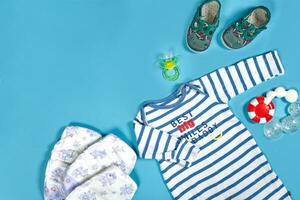 bebé ropa, artículos de aseo, juguetes y salud cuidado accesorios en azul antecedentes. foto