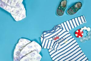 bebé ropa, artículos de aseo, juguetes y salud cuidado accesorios en azul antecedentes. foto