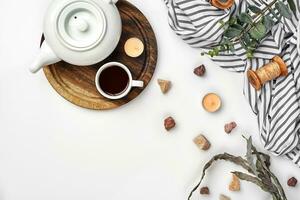 taza con un Listo té en un blanco mesa. parte superior vista, plano poner. Copiar espacio foto