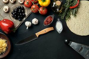 ingredientes para cocinar pizza. masa, verduras y especias. vista superior con espacio de copia foto