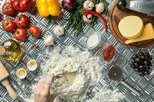 joven mujer Cocinando en cocina, de cerca foto