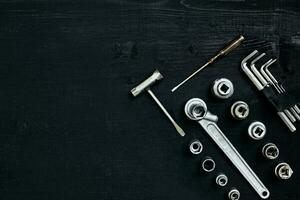 conjunto de mano manojo de herramientas en el garaje en negro de madera antecedentes foto