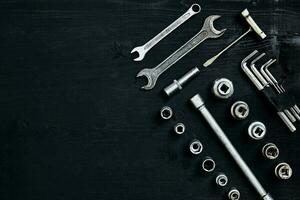 conjunto de mano manojo de herramientas en el garaje en negro de madera antecedentes foto