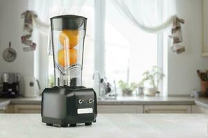 naranja jugo licuadora máquina en el cocina interior foto