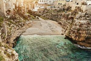 hermosa paisaje de polignano un yegua, pueblo en el provincia de barí, puglia. foto