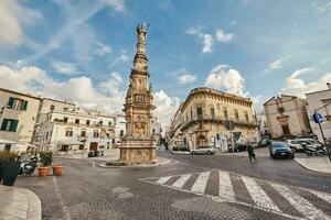 maravilloso arquitectura de el antiguo pueblo ostuni, barí, Italia. foto