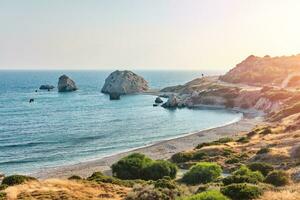 Disparo de el costa de Afrodita lugar de nacimiento cerca paphos ciudad, Chipre. un popular fiesta destino. turismo, vacaciones, de viaje, ocio concepto. foto