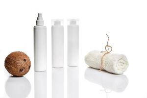 orgánico productos cosméticos con Coco en blanco antecedentes. foto