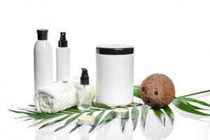 orgánico productos cosméticos con Coco en blanco antecedentes. foto