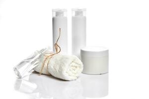 conjunto de cosmético productos en blanco contenedores en ligero antecedentes. foto