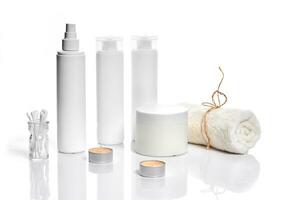 conjunto de cosmético productos en blanco contenedores en ligero antecedentes. foto