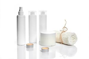 conjunto de cosmético productos en blanco contenedores en ligero antecedentes. foto