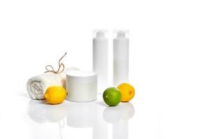 blanco botellas y dos todo limón y Lima aislado en blanco antecedentes. el concepto para publicidad productos cosméticos foto