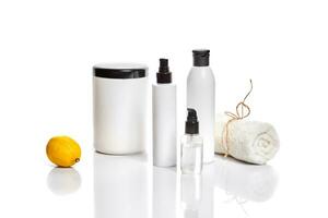 blanco botellas y uno todo limón aislado en blanco antecedentes. el concepto para publicidad productos cosméticos foto