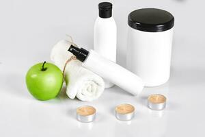 natural spa belleza tratamiento limpieza productos con manzana en blanco antecedentes. foto