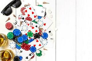 juego. póker papas fritas, tarjetas y el dado cerca tableta en de madera mesa. parte superior vista. espacio de copia. póker foto