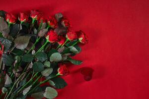 A bouquet of red roses and a box of ring. View top photo