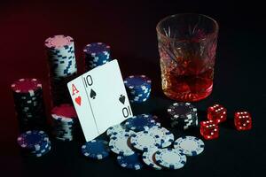póker tarjetas con cubitos son hermosamente metido en el mesa, en contra el antecedentes de póker papas fritas foto