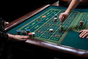 crupier detrás juego mesa en un casino. foto